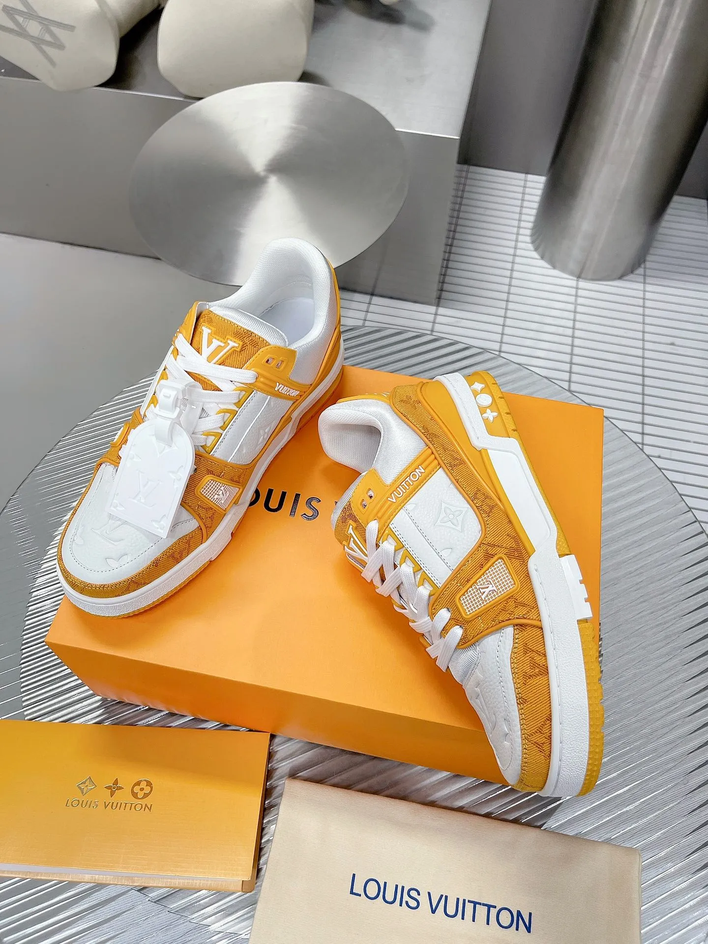 👟👟Ex-factory price 840👟👟The highest version on the Internet⚠️Feel free to compare! 2021🔥New model, purchase quality LV~Louis Vuitton by Virgin Abloh’s best-looking sneakers, Donkey Brand strongly recommends new products, official website limited edition retro basketball sneakers! Both high and low tops cost money to purchase 1:1 accurate replicas of the originals. The details are invincible, full of sincerity, imported custom-made original cowhide, the original package method is the same, the details are 100% restored, and the private model customized the original one-piece T👟👟factory price U outsole, which is different from other brands. Without the original version, this effect cannot be achieved! 35-45 (46 is custom-made and non-refundable) Some colors are available in women’s styles